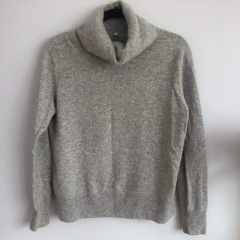 Uniqlo 100% Cashmere Turtleneck